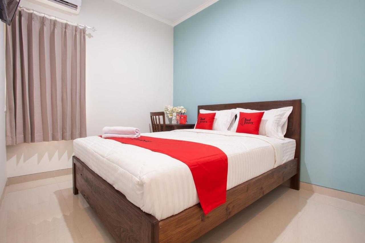 Reddoorz @ Wiyung 3 Hotel Surabaya Exterior foto