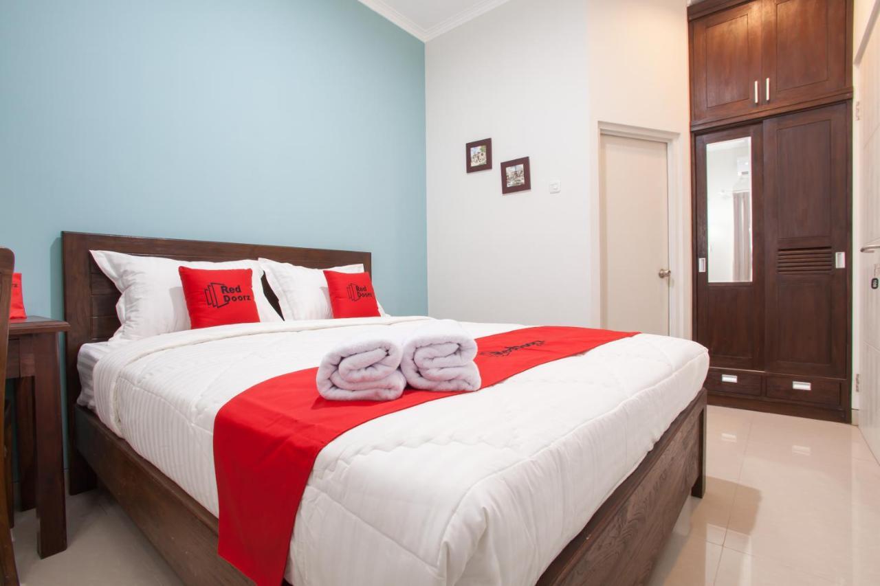 Reddoorz @ Wiyung 3 Hotel Surabaya Exterior foto